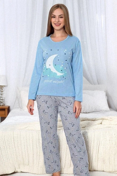 Pyjama en coton pour femme de chez Royalfashion. Composé de deux pièces avec des manches longues et un pantalon long, ce pyjama est fait en coton. Modèle décoré d'imprimés. Parfait pour les soirées confortables à la maison ! ATTENTION : Précision des mesu