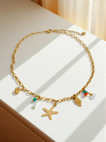 Collier Atena Charm Sea – amulettes dorées avec des motifs marins