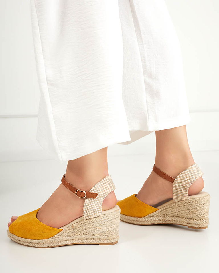 Sandales jaunes pour femmes a'la espadrilles sur un coin Nexi - Chaussures