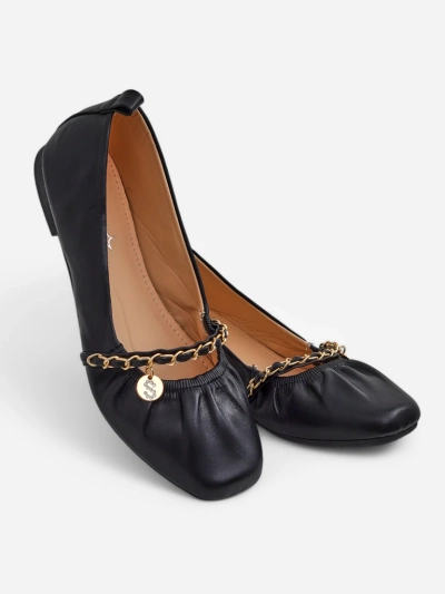 Ballerines pour femmes Ariadna Nero – noires, plates, cuir écologique, ornement doré