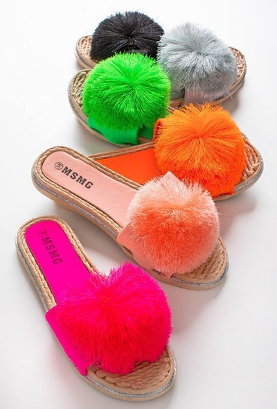 Tongs noires avec un gland Talvika - Chaussures 1