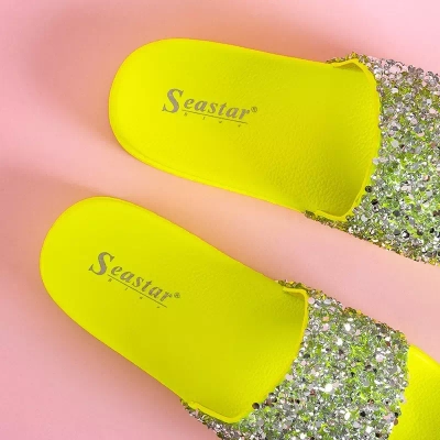 Chaussons pour femmes vert fluo avec zircones cubiques Aisidora - Chaussures