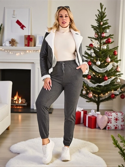 Royalfashion Pantalons de survêtement en molleton grande taille pour femmes Pantalons de survêtement en molleton pour femmes, fabriqués dans un matériau doux. Un modèle à la coupe simple, avec deux poches latérales et une ceinture avec cordon de serrage.