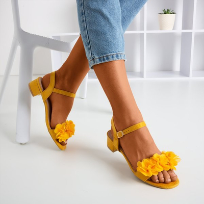 Sandales pour femmes moutarde sur un pied bas avec des fleurs Flonia - Chaussures 1