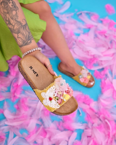 Pantoufles pour femmes avec fleurs en tissu en jaune Ososi - Chaussures