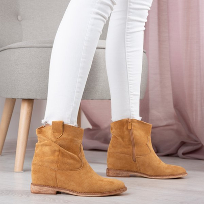 Bottes de cow-boy de couleur camel sur des plates-formes Brunoki - Chaussures