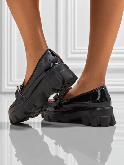 Mocassins pour femmes Hera Nero en cuir écologique verni avec chaîne, printemps