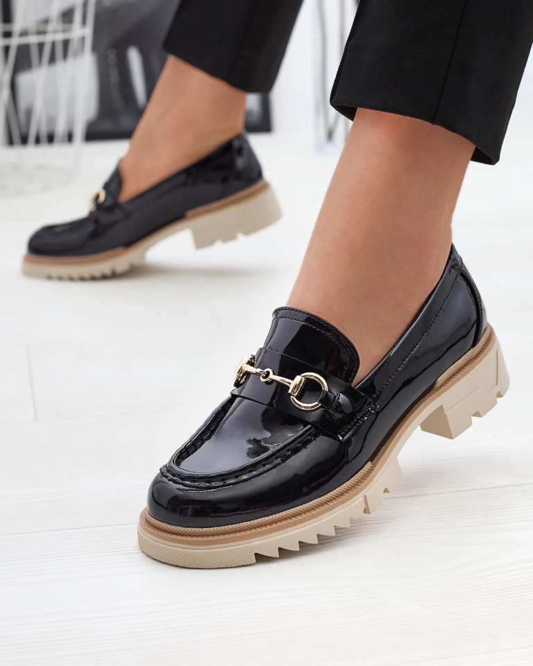 Mocassins laqués noirs pour femme avec chaîne Soterra - Chaussures