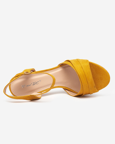 Sandales pour femmes sur un poteau en moutarde Garroti - Chaussures