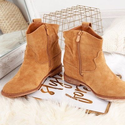 Bottes de cow-boy de couleur camel sur des plates-formes Brunoki - Chaussures