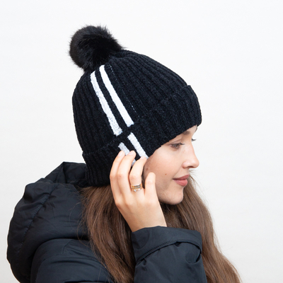 Bonnet noir isolé avec rayures blanches et pompon - Accessoires