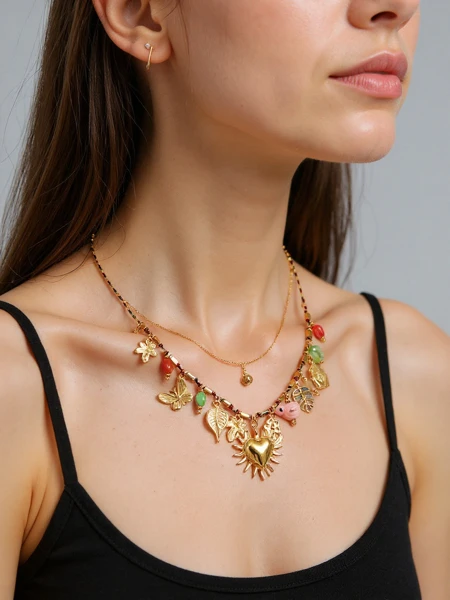 Collier plaqué or Calista Charmella avec breloques en résine