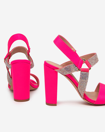Sandales femme rose fluo sur le post Xiobi. Chaussure