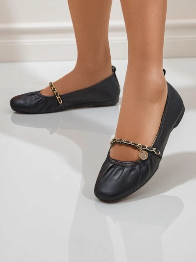 Ballerines pour femmes Ariadna Nero – noires, plates, cuir écologique, ornement doré