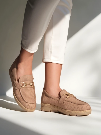 Chaussures plates pour femmes Royalfashion avec une décoration sur le bout.