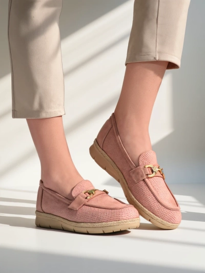 Chaussures plates Royalfashion pour femmes avec un détail décoratif sur le bout