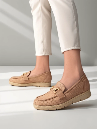 Chaussures plates pour femmes Royalfashion avec une décoration sur le bout.