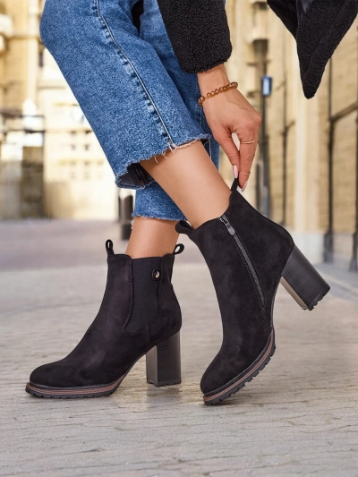 Bottines pour femme en éco-daim Royalfashion sur un pilier Idilla