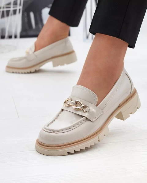Mocassins pour femme laqués beige avec chaîne Sotella - Chaussures