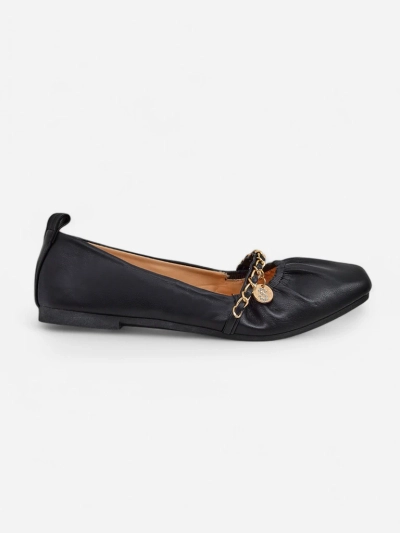 Ballerines pour femmes Ariadna Nero – noires, plates, cuir écologique, ornement doré