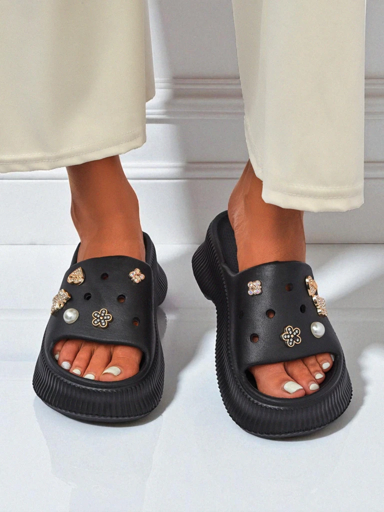 Royalfashion Tongs en caoutchouc pour femmes avec décorations Slash Glam