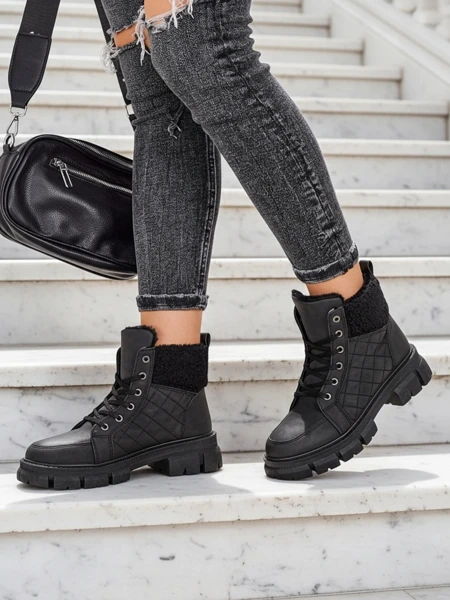 Royalfashion Bottes de trappeur isolées pour femme en noir Hogenaf