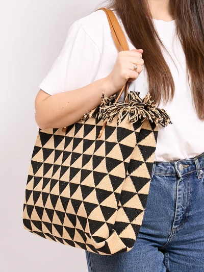 Sac besace tressé marron sur chaîne dorée - Sacs à main