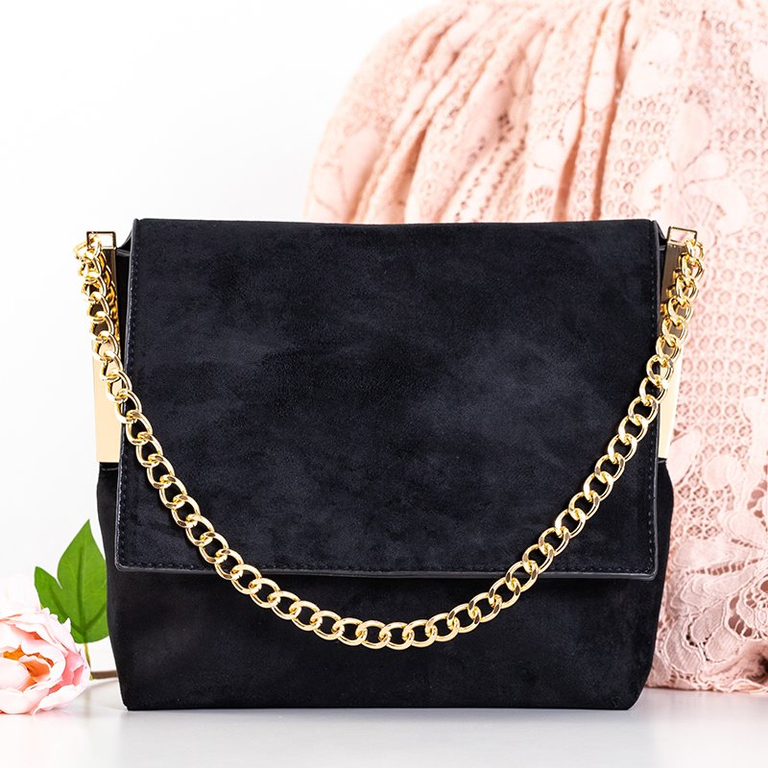 Un petit sac à main noir sur une chaîne - Sacs à main
