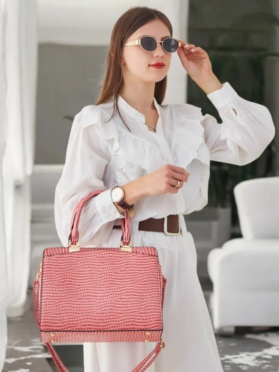 Sac à main élégant pour femme en cuir verni avec embossage