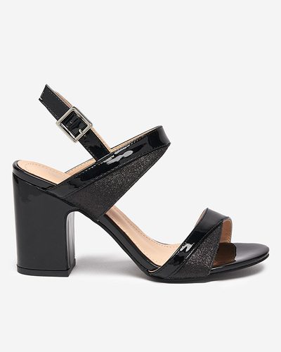 Sandales noires pour femmes sur un poteau