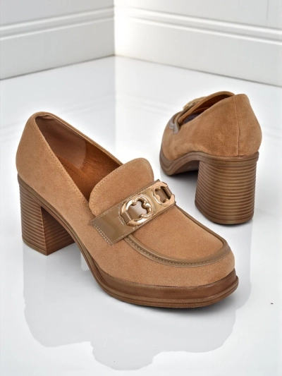 Mocassins pour femmes Perseida – élégants en daim marron clair à talons épais