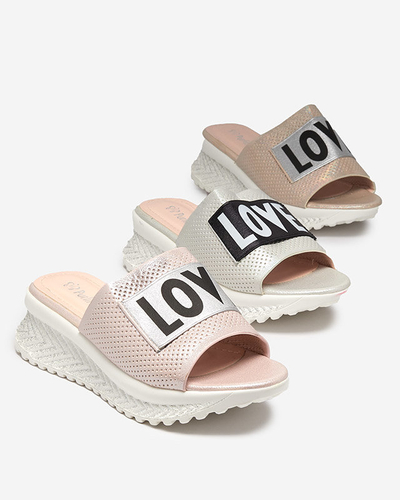 Chaussons pour femmes brillants roses avec les mots Sosha - Footwear