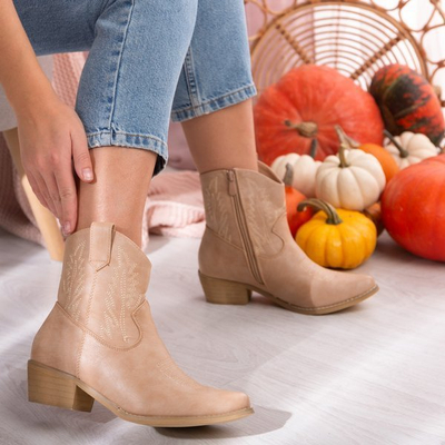 Bottines beiges a'la cowboy talons plats Novilla - Chaussures