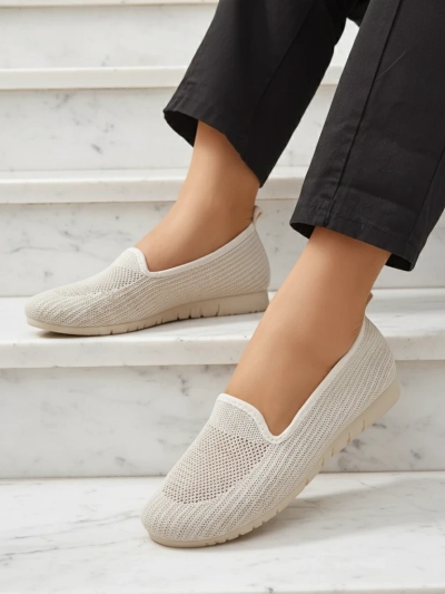Moda Bella Chaussures beiges pour femmes à talons plats