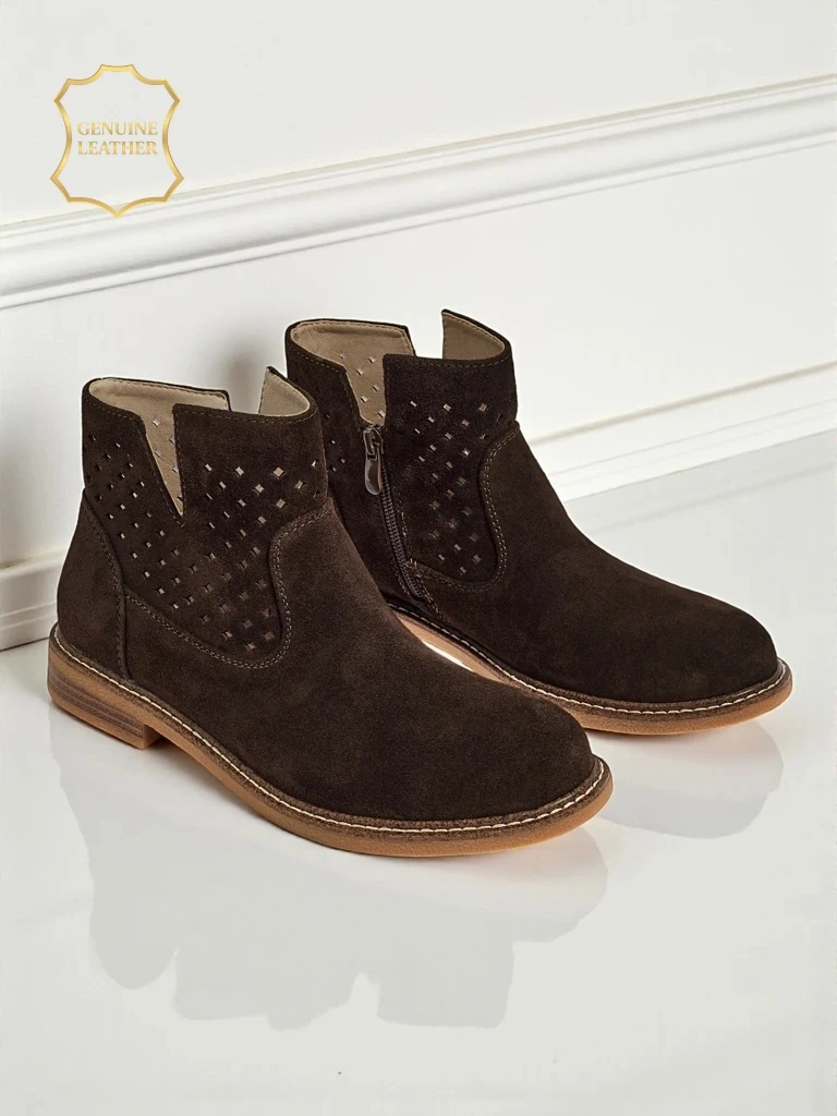 Bottines Ariadne en daim naturel marron foncé, talons plats de 3 cm