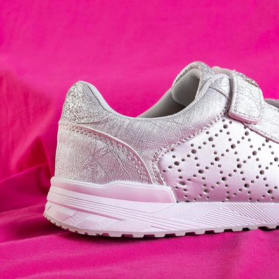 OUTLET Chaussures de sport ajourées pour enfants argentées avec décorations Oksi - Chaussures