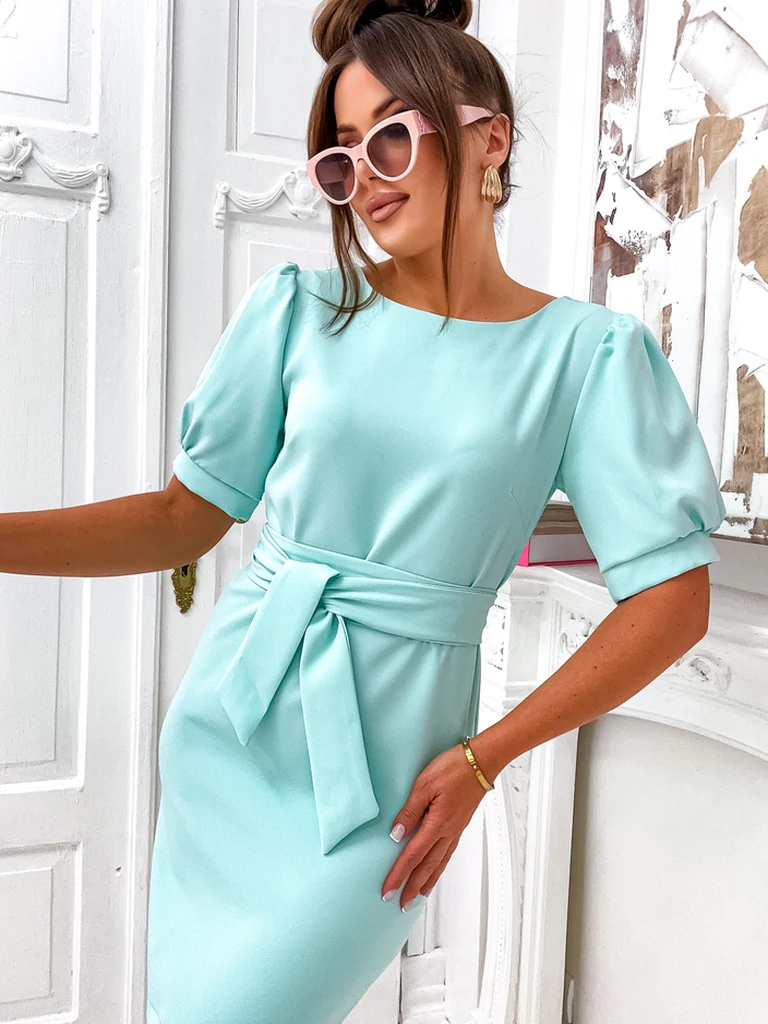 Robe féminine midi Royalfashion avec des manches courtes bouffantes et une ceinture