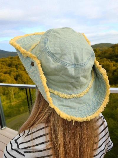 Chapeau de soleil pour femmes Aristea jean pastel avec bordure jaune bohème