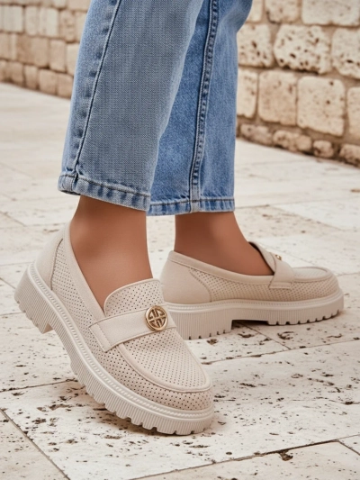 Mocassins pour femmes Callista beiges en éco-daim sur semelle plate de 4 cm