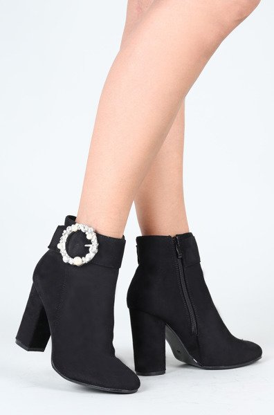Czarne botki na wyższym słupku z ozdobą Emmaline- Obuwie