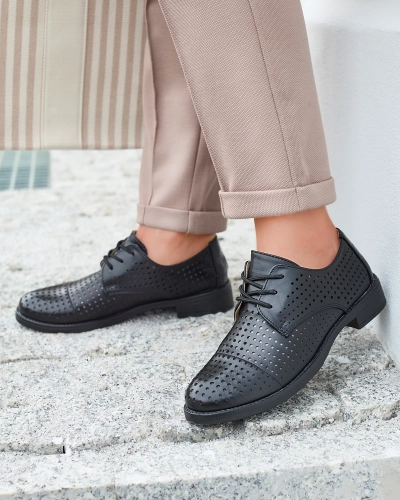 Demi-souliers ajourés en cuir écologique noir pour femmes Azedvo- Footwear