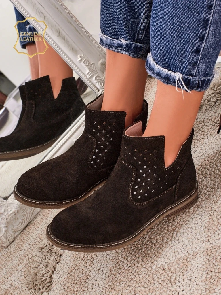 Bottines Ariadne en daim naturel marron foncé, talons plats de 3 cm