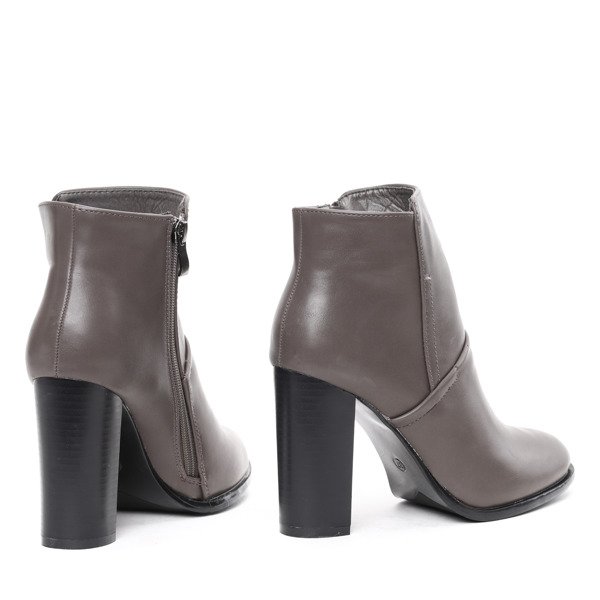 Szare botki na słupku Oliviera- Obuwie