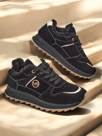 Royalfashion Sneakers pour femmes isolées avec fourrure. Boris