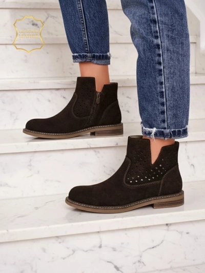 Bottines Ariadne en daim naturel marron foncé, talons plats de 3 cm