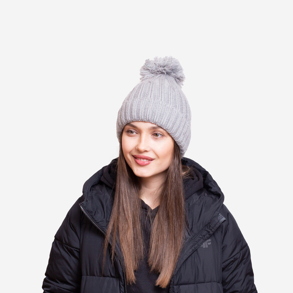 Bonnet gris brillant isolé pour femmes avec pompon - Accessoires