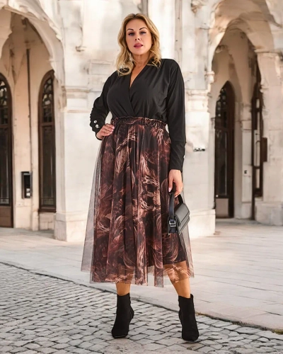 Jupe midi à deux couches pour femme de Royalfashion. Jupe midi intemporelle pour femme à deux couches. Le modèle a une doublure et du tulle sous forme de maille, ainsi qu'une large bande élastique qui souligne parfaitement la taille. Cette jupe est un exc