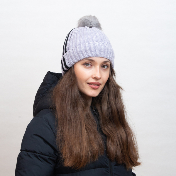 Bonnet gris isolé avec rayures blanches et pompon - Accessoires