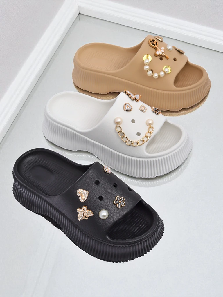 Royalfashion Tongs en caoutchouc pour femmes avec décorations Slash Glam