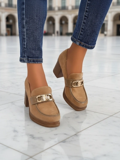 Mocassins pour femmes Perseida – élégants en daim marron clair à talons épais